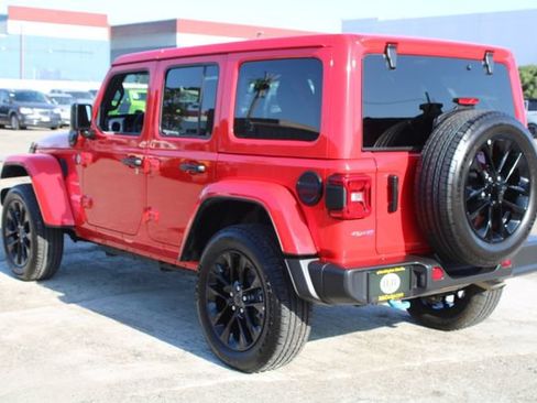 Used 2024 Jeep Wrangler Unlimited Sahara AWD/4WD image 5