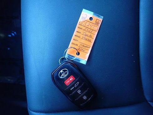 Certified 2023 Toyota Venza XLE image 30