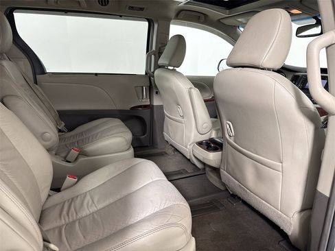 Used 2014 Toyota Sienna XLE image 24