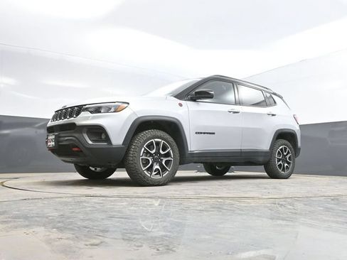 Used 2025 Jeep Compass Trailhawk AWD/4WD image 48