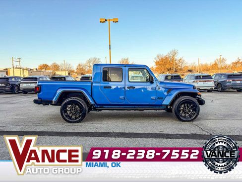 Used 2025 Jeep Gladiator Sport image 8