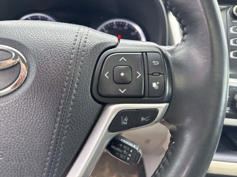 Used 2019 Toyota Highlander XLE image 12
