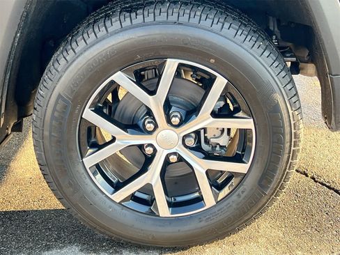 Used 2024 Jeep Grand Cherokee Limited image 14