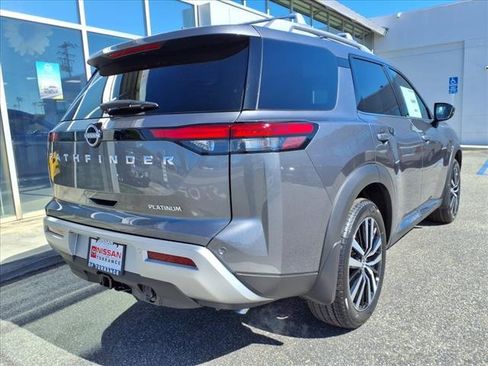 New 2025 Nissan Pathfinder Platinum image 8