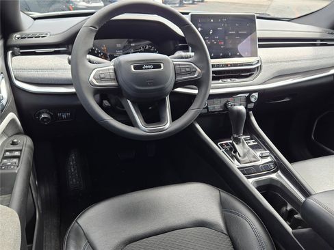 Used 2023 Jeep Compass Latitude AWD/4WD image 15