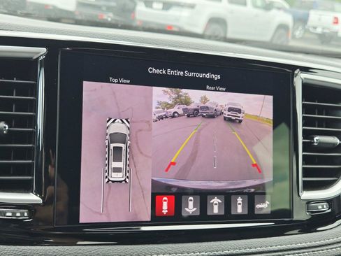 Used 2025 Chrysler Pacifica Limited FWD image 32