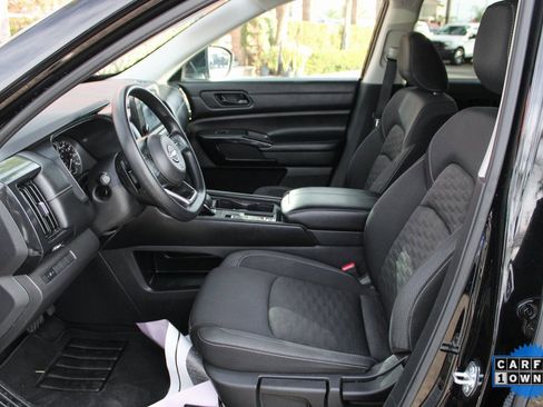 Used 2024 Nissan Pathfinder S image 16