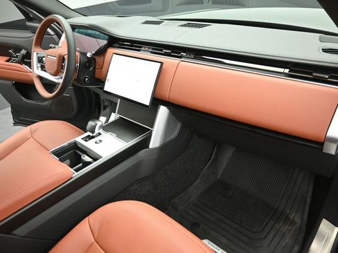 Used 2025 Land Rover Range Rover SV image 29