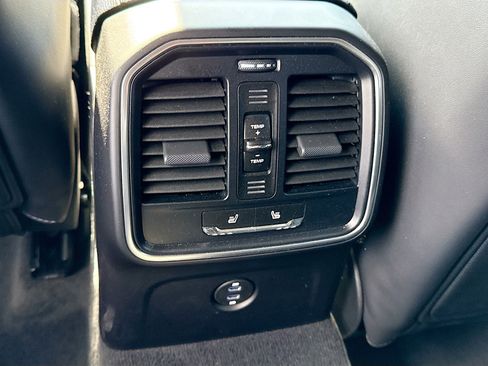 Used 2025 Porsche Macan AWD/4WD image 20