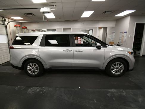 Used 2022 Kia Carnival LX image 9