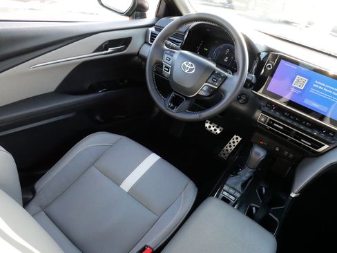 Used 2025 Toyota Camry SE w/ Multimedia Upgrade Package image 9