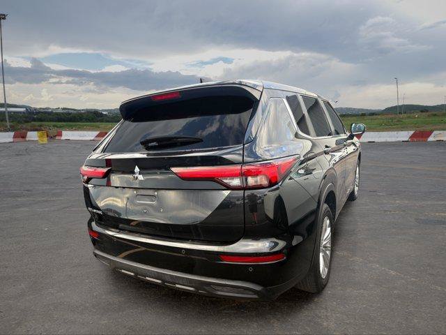 Used 2023 Mitsubishi Outlander ES FWD image 3