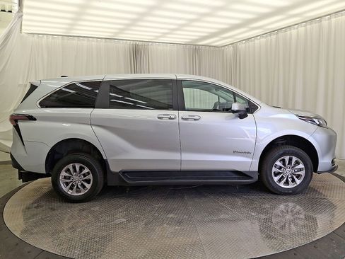 Used 2024 Toyota Sienna LE FWD image 26