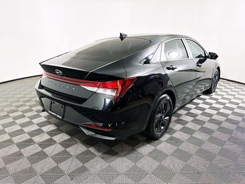 Used 2022 Hyundai Elantra SEL w/ Convenience Package image 3