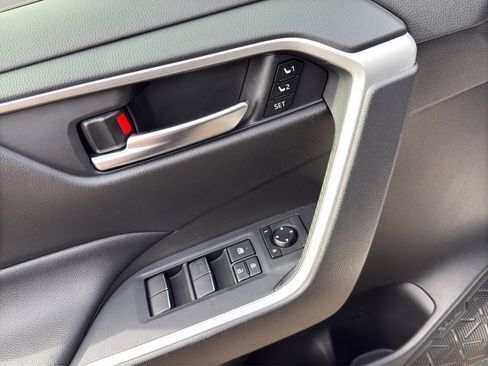 Used 2020 Toyota RAV4 XLE Premium image 11