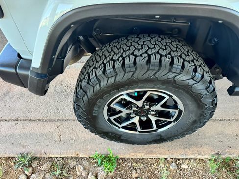 Used 2025 Jeep Wrangler Unlimited Rubicon w/ Convenience Group AWD/4WD image 31