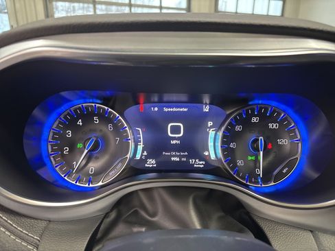 Used 2025 Chrysler Pacifica Limited image 13