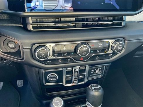 Used 2025 Jeep Wrangler Sahara image 20