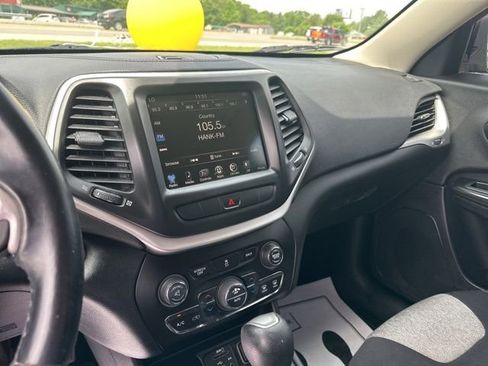 Used 2014 Jeep Cherokee Latitude w/ Comfort/Convenience Group FWD image 16