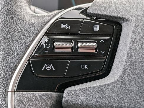 Used 2025 Kia Niro LX FWD image 19