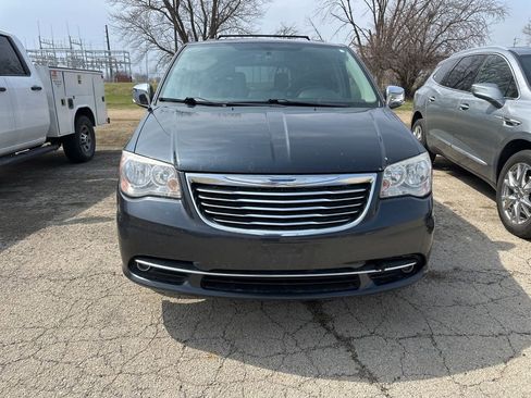 Used 2014 Chrysler Town & Country Touring-L w/ Driver Convenience Group FWD image 17