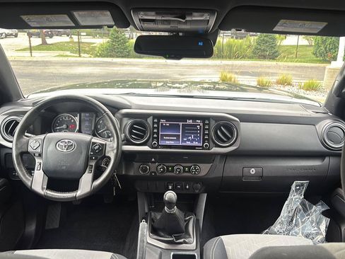 Used 2020 Toyota Tacoma TRD Off-Road w/ Blackout Package AWD/4WD image 21