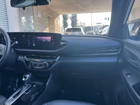 Used 2025 Buick Envista Sport Touring image 34