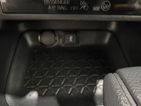 Used 2021 Toyota RAV4 XLE AWD/4WD image 36