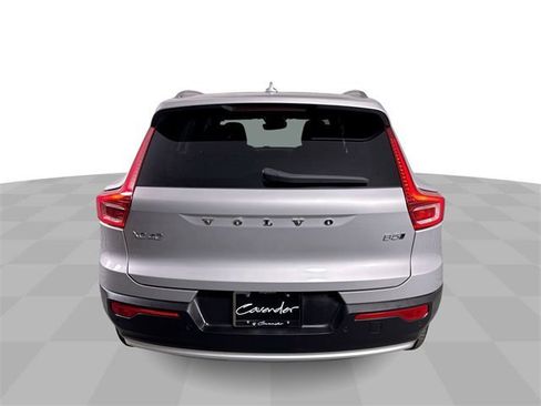 Used 2023 Volvo XC40 B5 Core image 7
