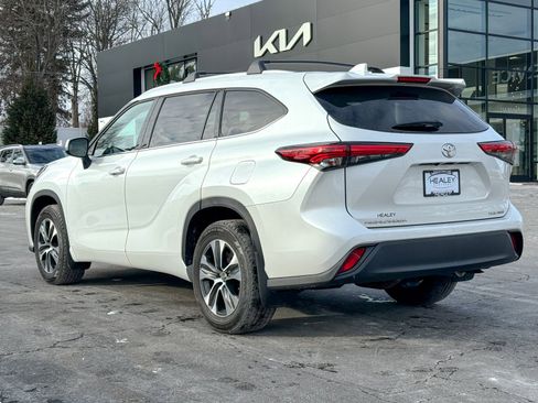 Used 2022 Toyota Highlander XLE image 5