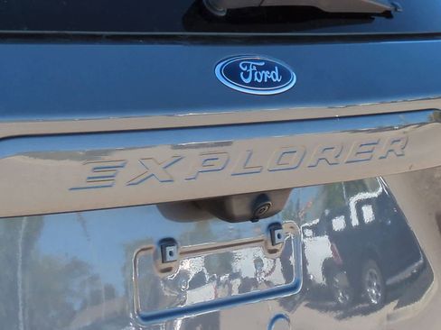 Used 2022 Ford Explorer XLT w/ Equipment Group 202A image 13