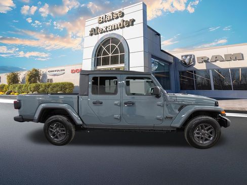 Used 2025 Jeep Gladiator Sport AWD/4WD image 2