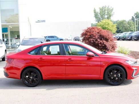 Used 2025 Volkswagen Jetta SE w/ Sunroof Package FWD image 2