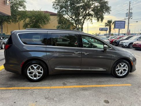 Used 2017 Chrysler Pacifica Touring-L w/ Tire & Wheel Group FWD image 5