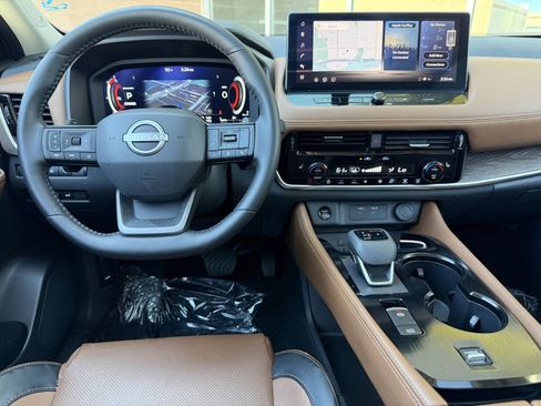 Used 2025 Nissan Rogue Platinum w/ Tech Package FWD image 14