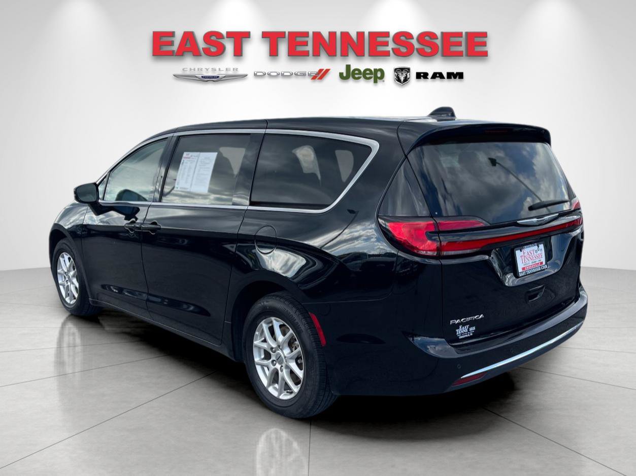Used 2024 Chrysler Pacifica Touring-L FWD image 5