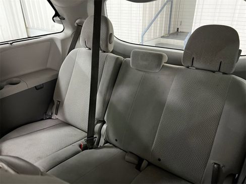 Used 2011 Toyota Sienna LE image 28