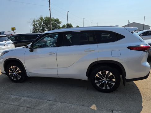 Used 2022 Toyota Highlander XLE AWD/4WD image 8