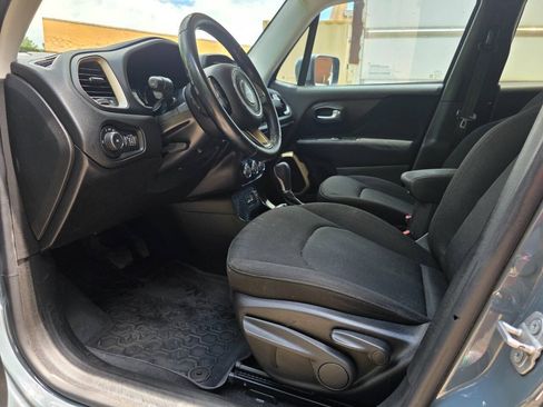 Used 2017 Jeep Renegade Latitude FWD image 11