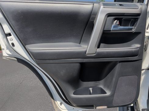 Used 2017 Toyota 4Runner SR5 AWD/4WD image 23