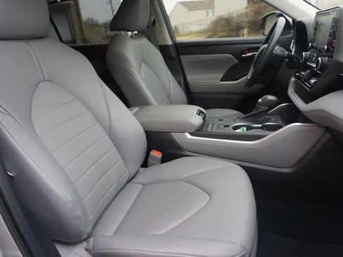 Used 2021 Toyota Highlander XLE image 18