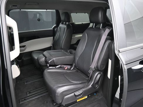 Used 2023 Kia Carnival EX image 21