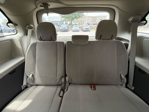 Used 2018 Toyota Sienna LE FWD image 28