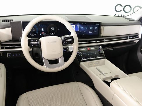 Used 2025 Hyundai Santa Fe SEL image 2