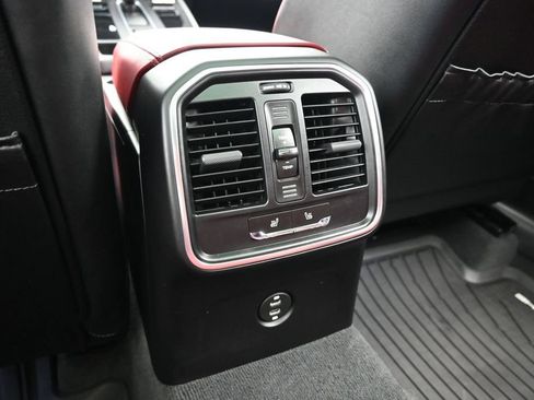 Used 2025 Porsche Macan AWD/4WD image 19