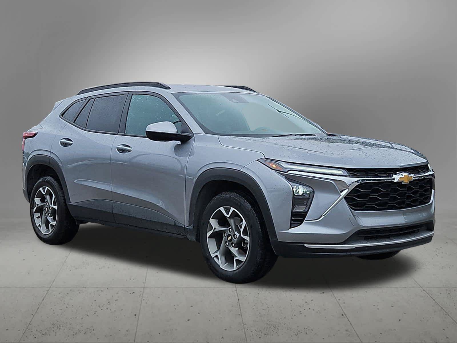 Used 2025 Chevrolet Trax LT FWD image 7