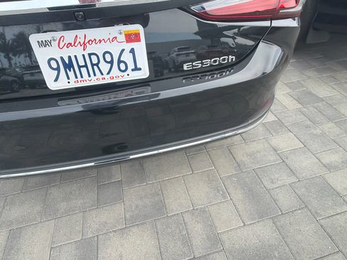 Used 2024 Lexus ES 300h w/ Premium Package image 4