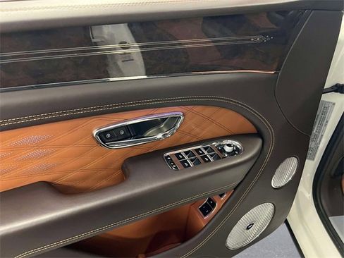 Used 2023 Bentley Bentayga Extended Wheelbase image 17