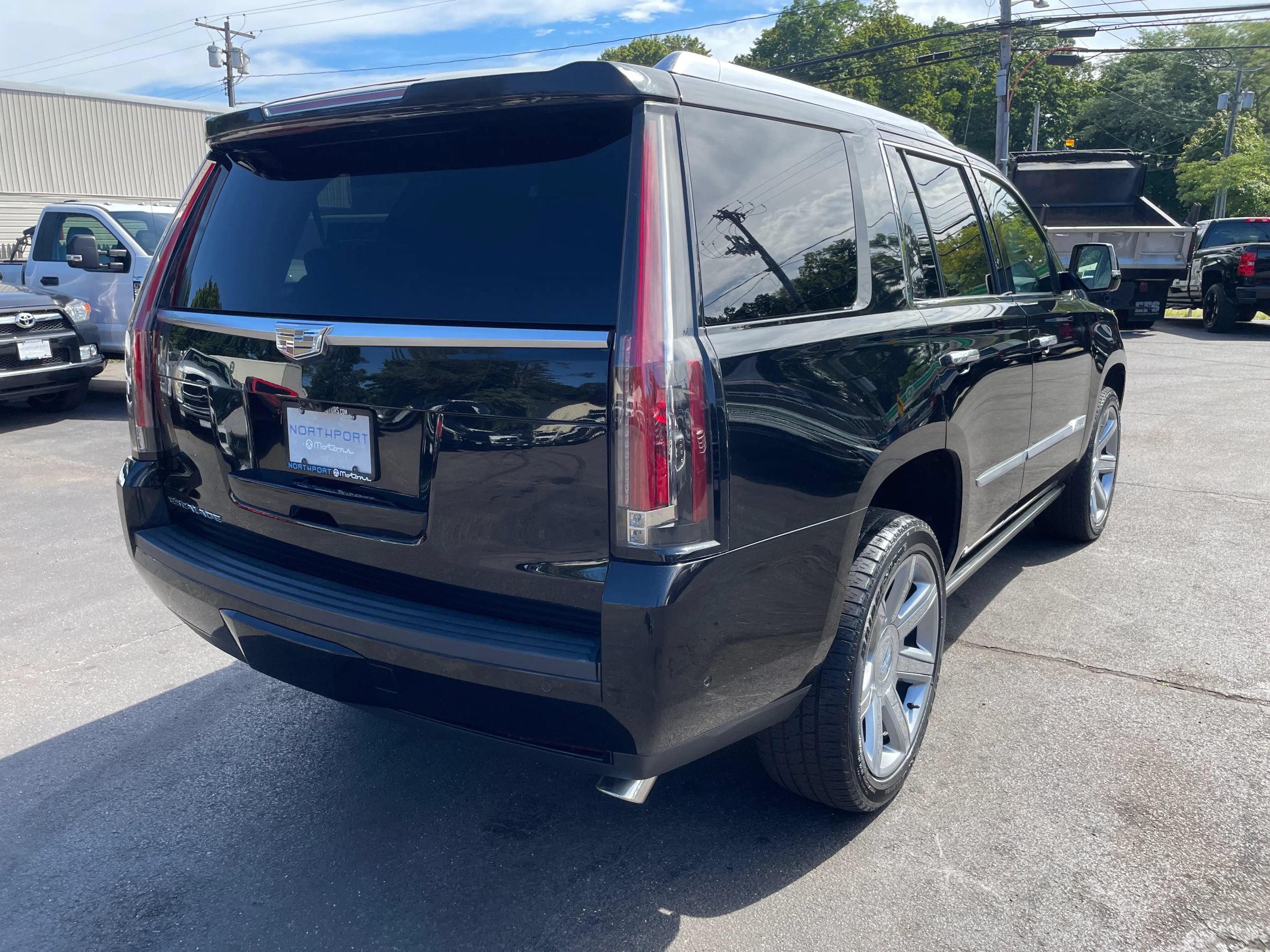 Used 2017 Cadillac Escalade Premium Luxury AWD/4WD image 5