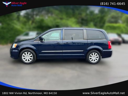 Used 2015 Chrysler Town & Country Touring FWD image 2